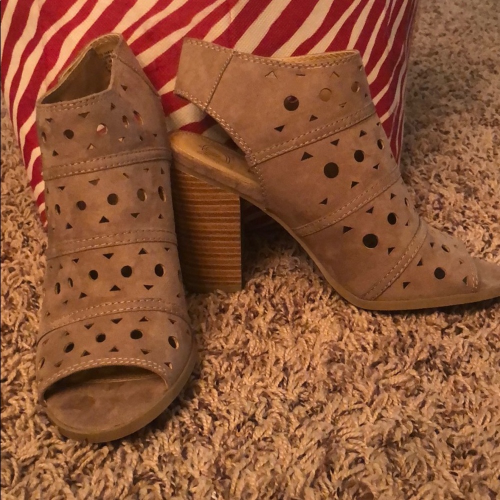 Tan heels never worn!!